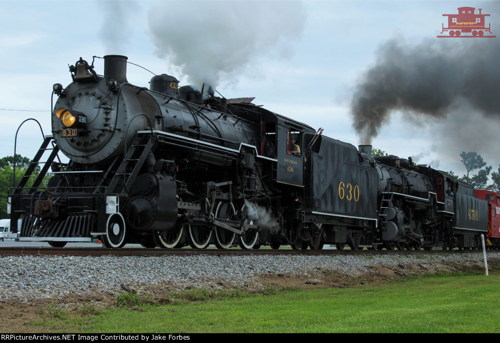 Southern 630 and 4501 performing a photo runby 